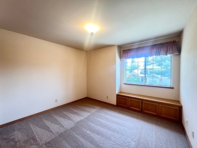 Building Photo - 1305 Manzano Way