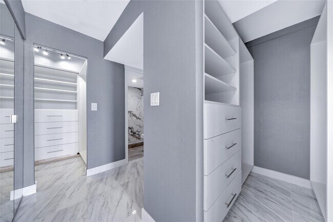 Building Photo - 1100 St Charles Pl