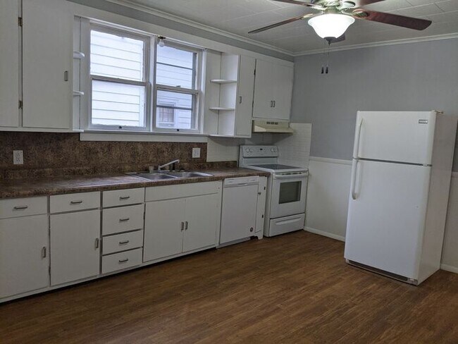 Building Photo - 2 bedroom 1 bath cottage