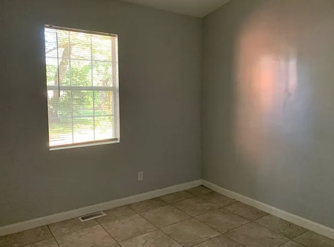 Building Photo - Coming soon 6/26/26- Well maintained 3 bedroom/1 bathroom in a lovely established neighborhood..