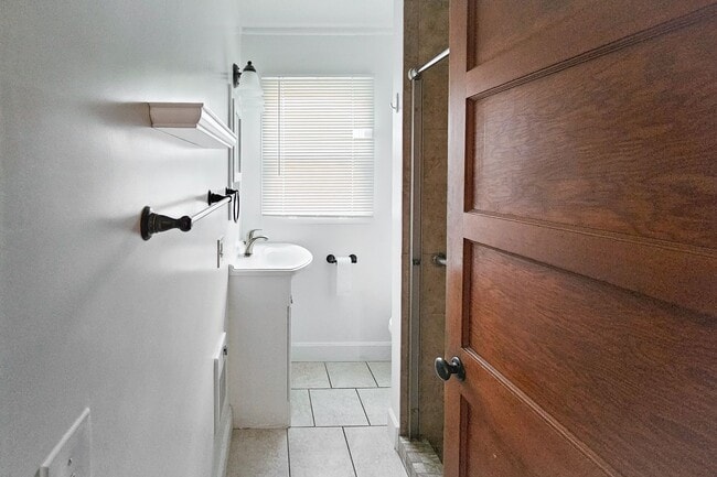 Building Photo - 2-Bed 1-Bath Duplex Unit in the Heart of R...