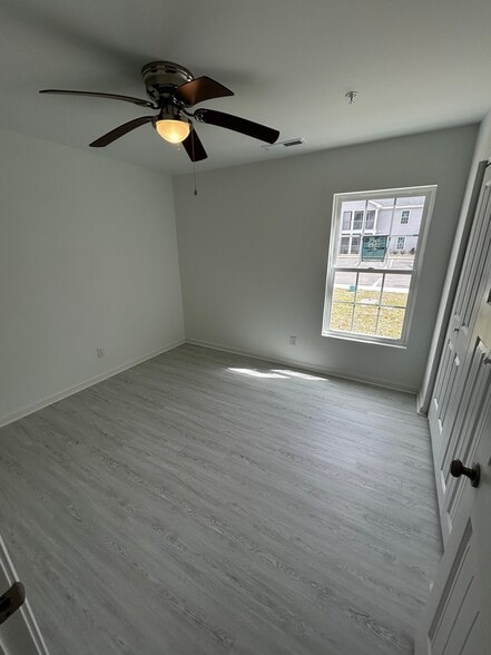 Building Photo - 171 Charter Dr