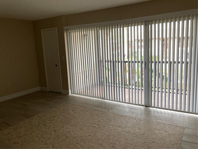 Building Photo - 3840 N Lake Dr