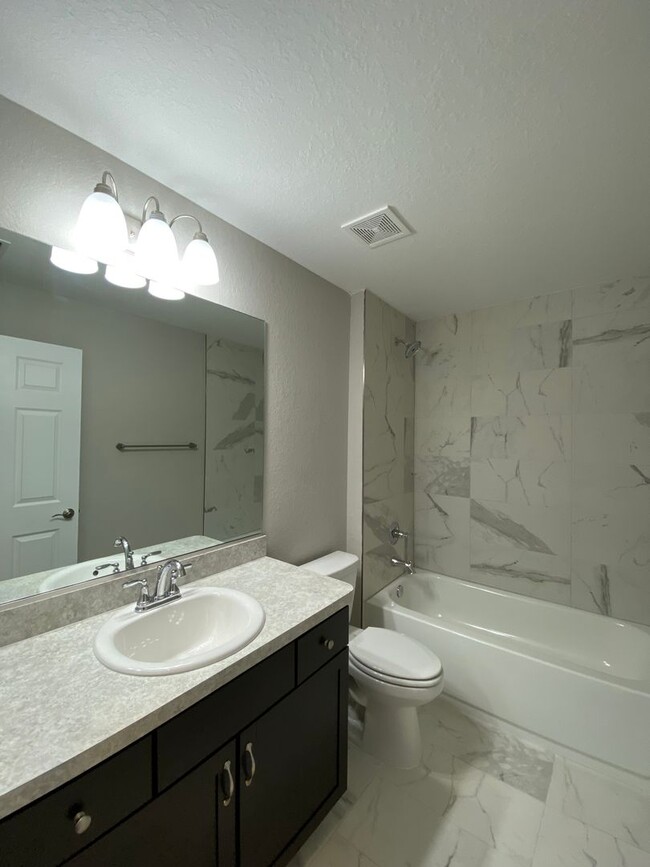 Building Photo - Custom Home - Desirable SW Ocala Neighborhood 3/2/2 **Won't Last**