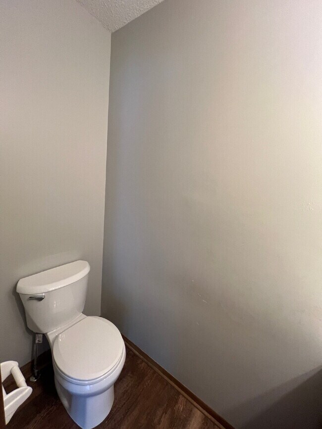 Building Photo - Recently Renovated 2Br / 1.5Ba Home with D...