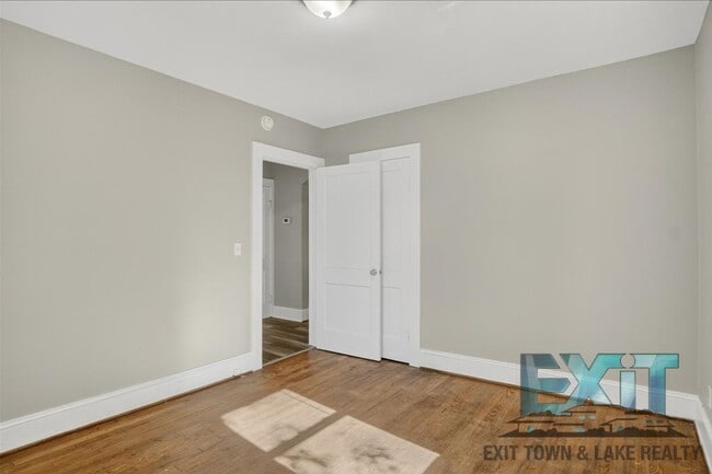 Building Photo - 2 Bedroom & 1 Bathroom Home