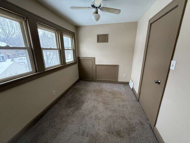 Building Photo - 2 BED, 1 BATH BEAUTIFIL SINGLE-FAMILY HOME IN EUCLID!