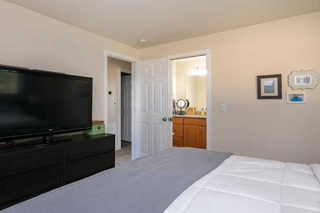 Master Bedroom with attached full bath - 17729 NE 88th Pl