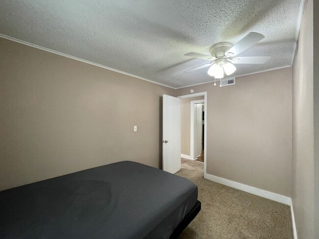 Building Photo - Cute 3 Bed 1 Bath McPherson Home in Good N...