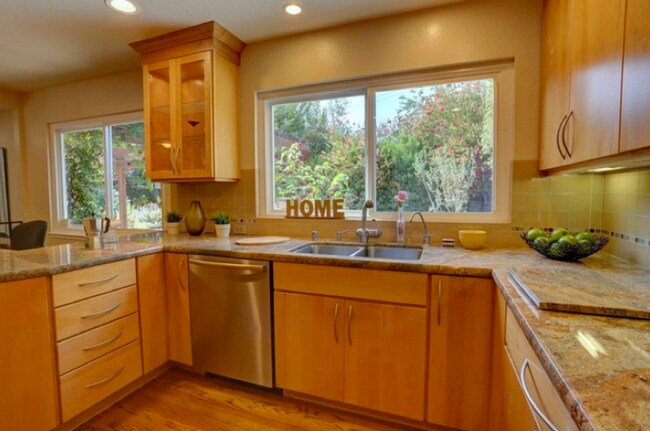 Building Photo - Executive 5BR Home with Private Backyard Retreat