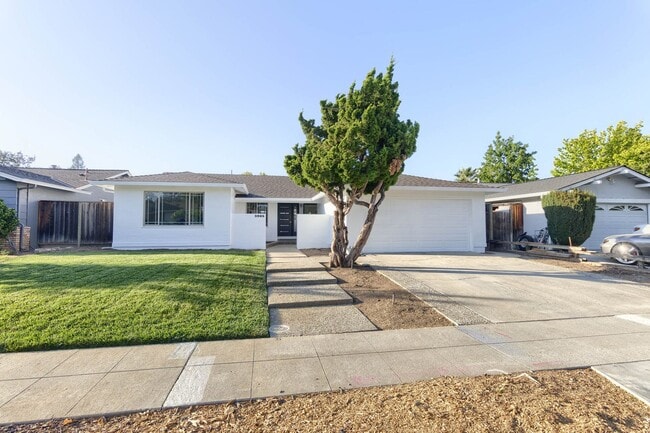 Primary Photo - Newly Renovated 4-Bedroom 2.5-Bath South W...