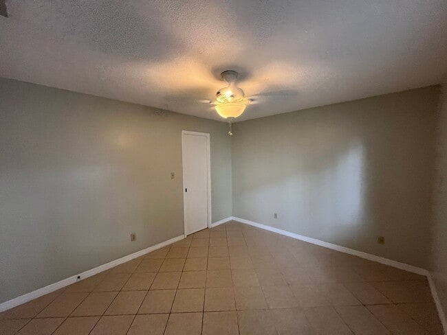 Building Photo - 1239 E Ridgewood St