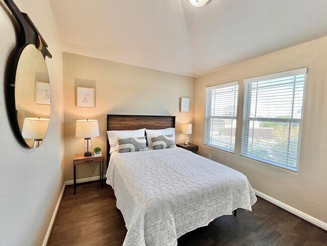 Building Photo - 11235 Silver Rose