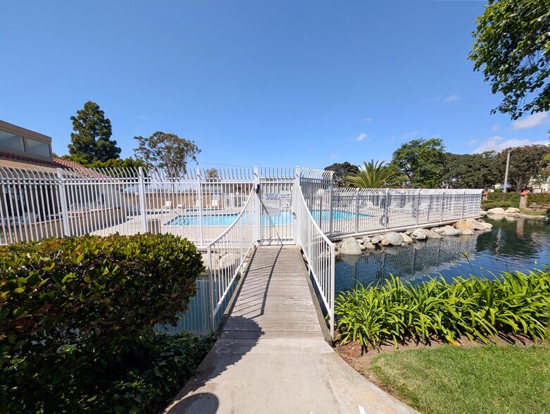 Building Photo - 4852 Cabana Dr