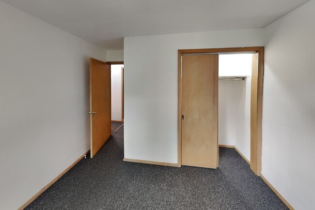 Building Photo - 402 N Prairie St