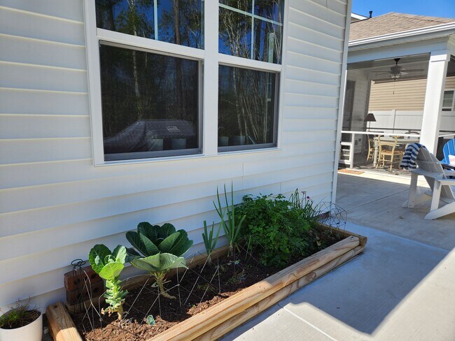 Building Photo - 752 Flowering Br Ave