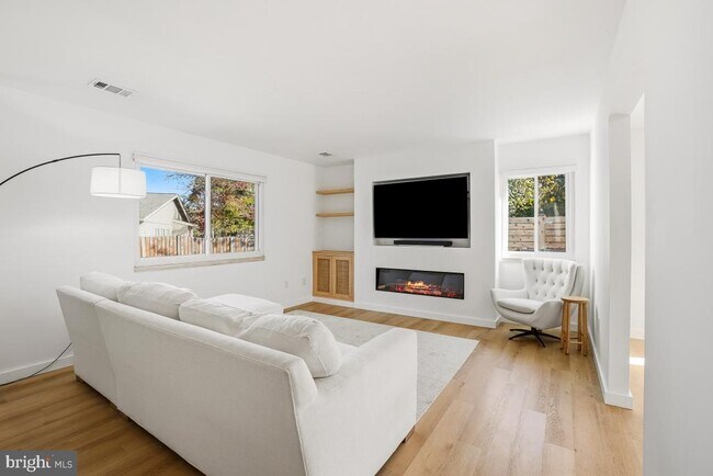 Building Photo - 1527 Hiddenbrook Dr