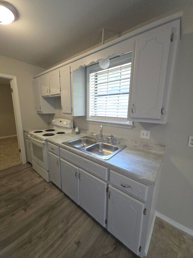 Building Photo - 600-604 East 7th