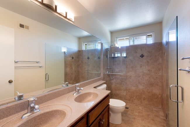 Building Photo - Spacious 2 Story House in cul-de-sac with ...
