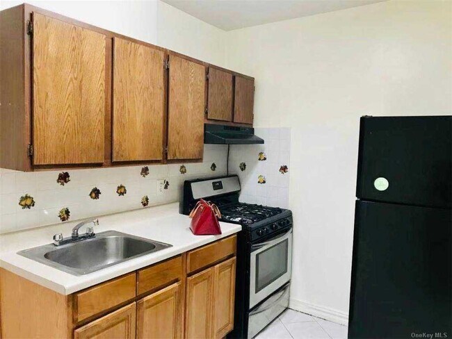 Primary Photo - 83-30 Vietor Ave