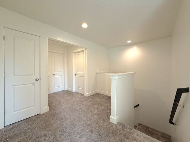 Building Photo - 4 Bed, 2.5 Bath home with 2 Car Garage