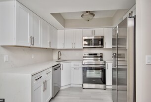 Building Photo - 4240 Village Dr