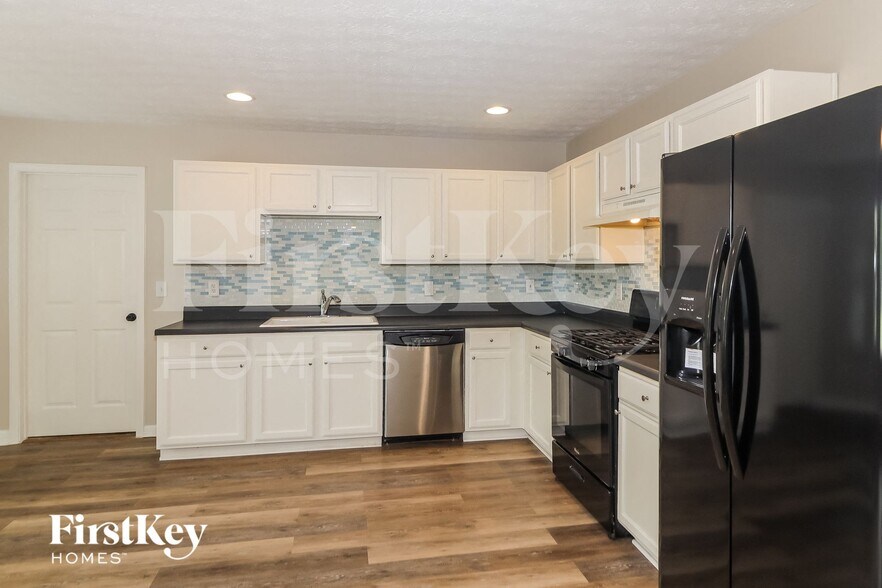 Building Photo - 8335 River Hill Commons Dr