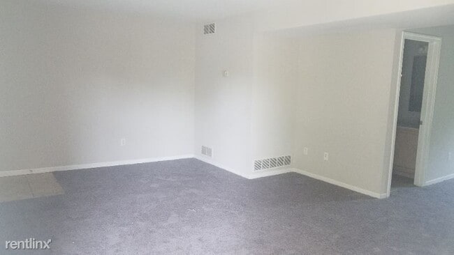 Building Photo - 3 br, 1.5 bath Townhome - 120 Albany Dr