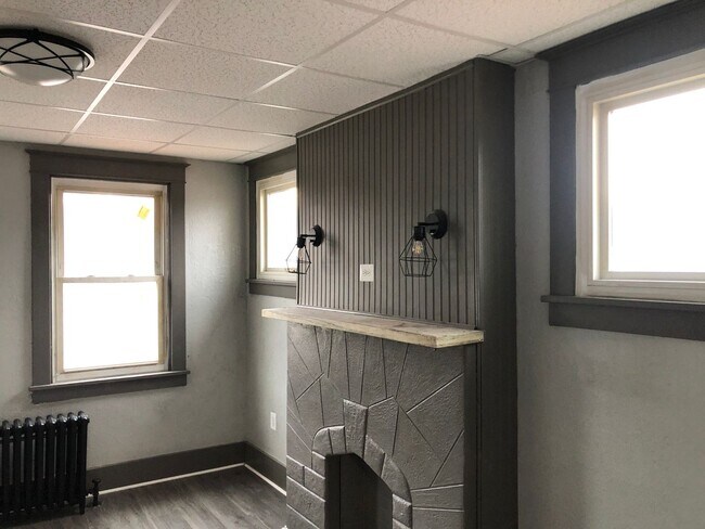 Building Photo - McKees Rocks / Sheraden / Windgap - 1 BR, 2nd floor Apartment - Section 8 Welcome!