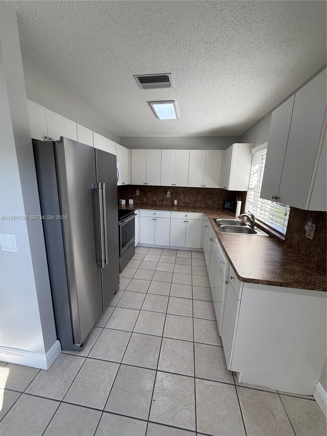 Building Photo - 1364 Cottonwood Cir