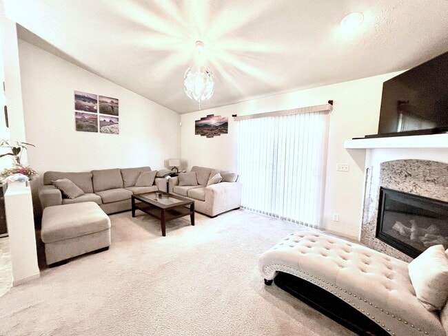 Building Photo - SW Home with great floorplan AND MOVE IN SPECIAL!