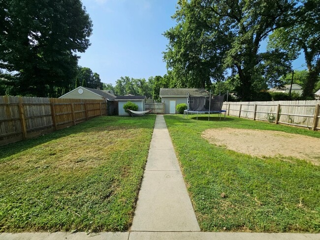 Building Photo - 730 Maple St