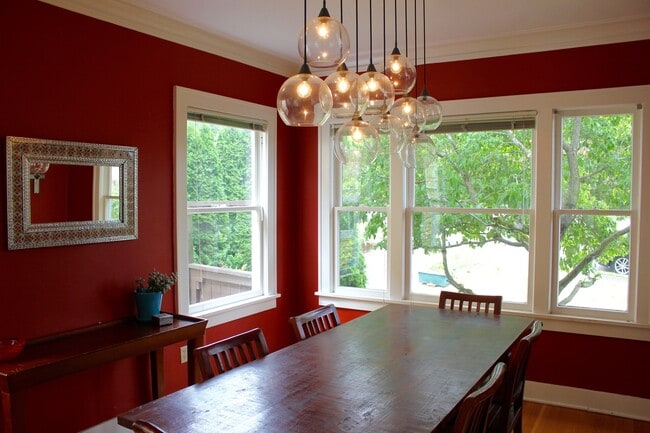 Building Photo - Beautiful Queen Anne Craftsman Home!