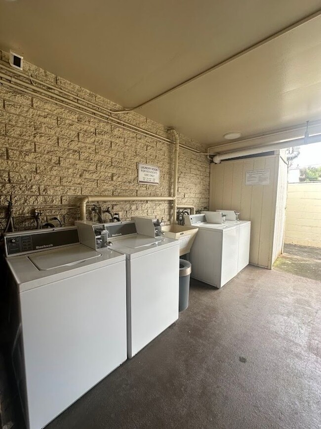 Building Photo - HOKULANI Apartment, NEWLY RENOVATED Conven...