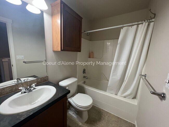 Building Photo - 3 bed, 2.5 bath townhouse in CDA Place!