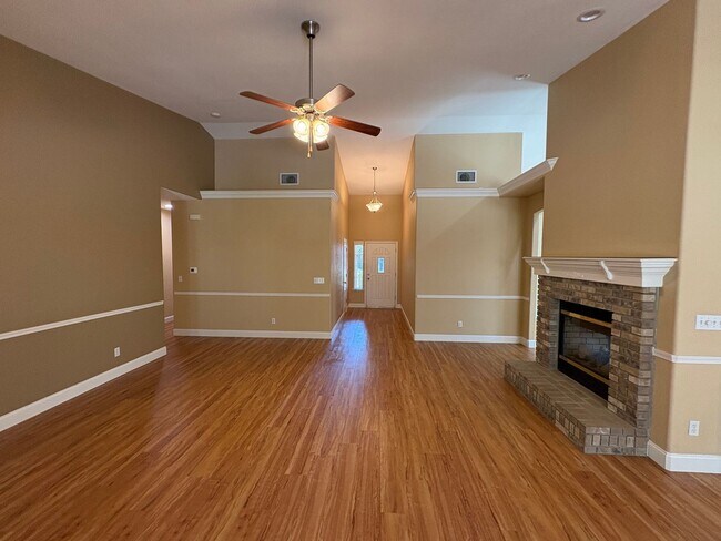 Building Photo - NW Visalia Available Now!