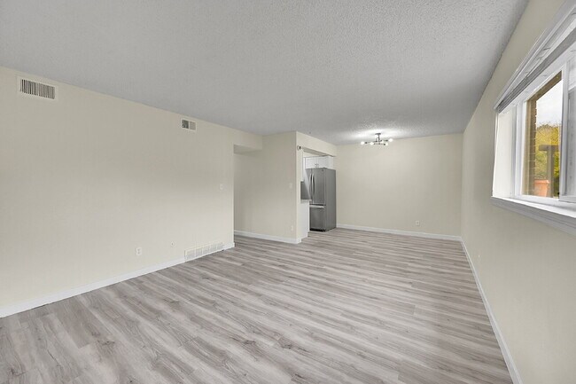 Building Photo - $1,650, 2-bed, 1 bath, located in Centennial