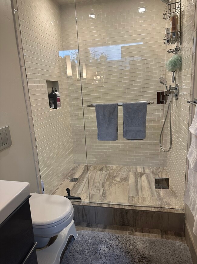 Building Photo - 640 Lincoln Ave