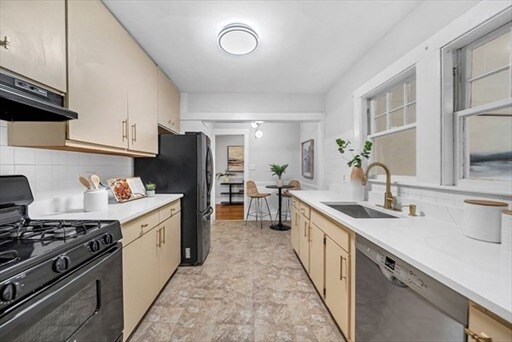 Building Photo - 628 Boylston St