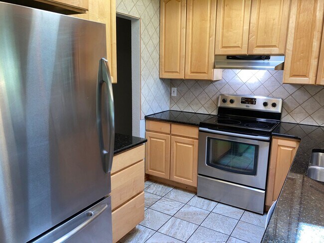 Building Photo - 4 BR, 3 FULL BATHS, Great TABLE MESA Neigh...