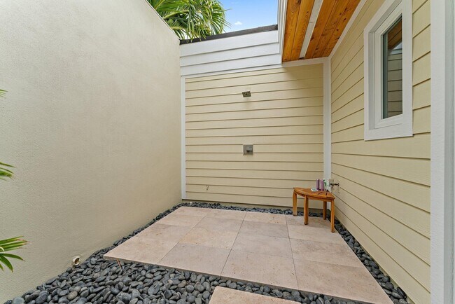 Building Photo - 108 E Tarpon Ln