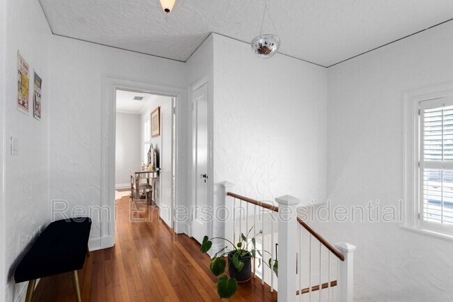 Building Photo - 732 Edgewater Dr