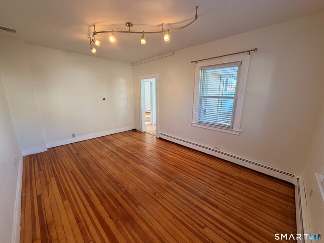 Building Photo - 10 Short St