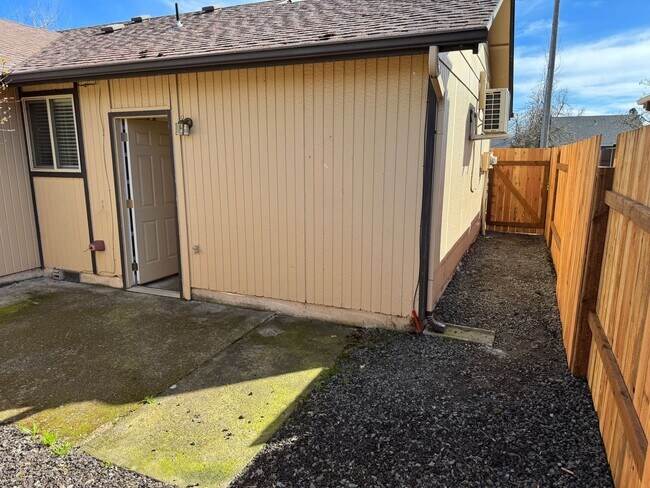 Building Photo - Updated 2 bed 1 bath duplex in Springfield!