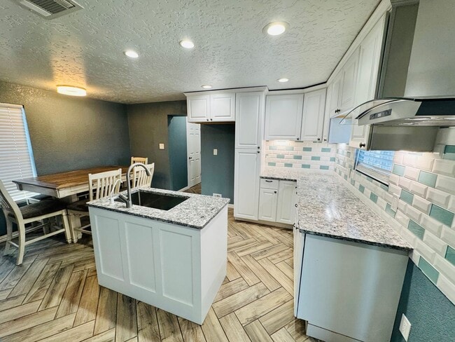 Building Photo - 620 E Main St