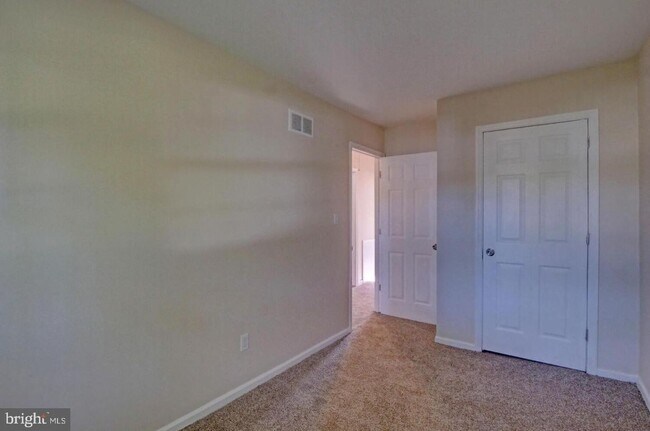 Building Photo - 90 Village Dr