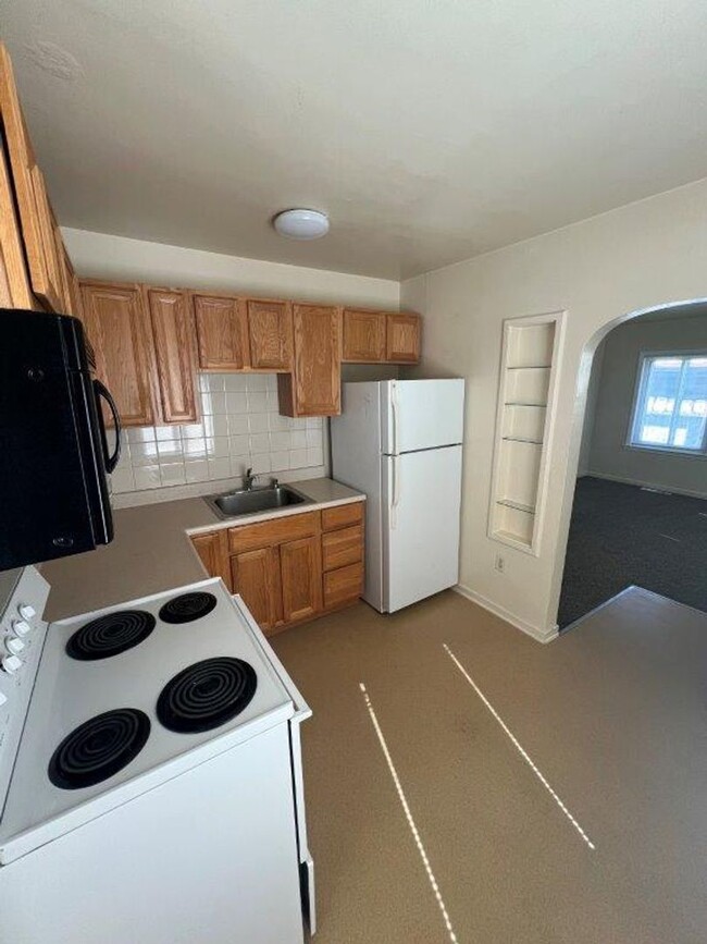 Building Photo - Two Bedroom Conveniently located in Cen...