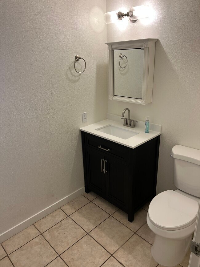 Building Photo - 1108 S Pond St