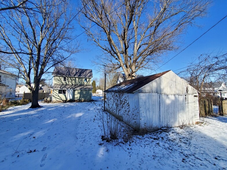 Back Yard/Garage - 816 W Gambier St