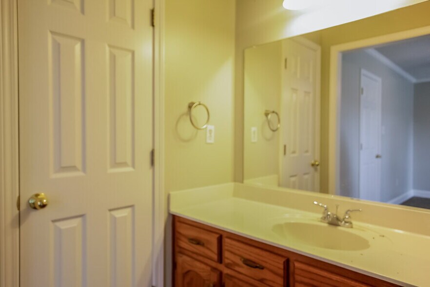 Building Photo - 10125 Oak Run Dr S